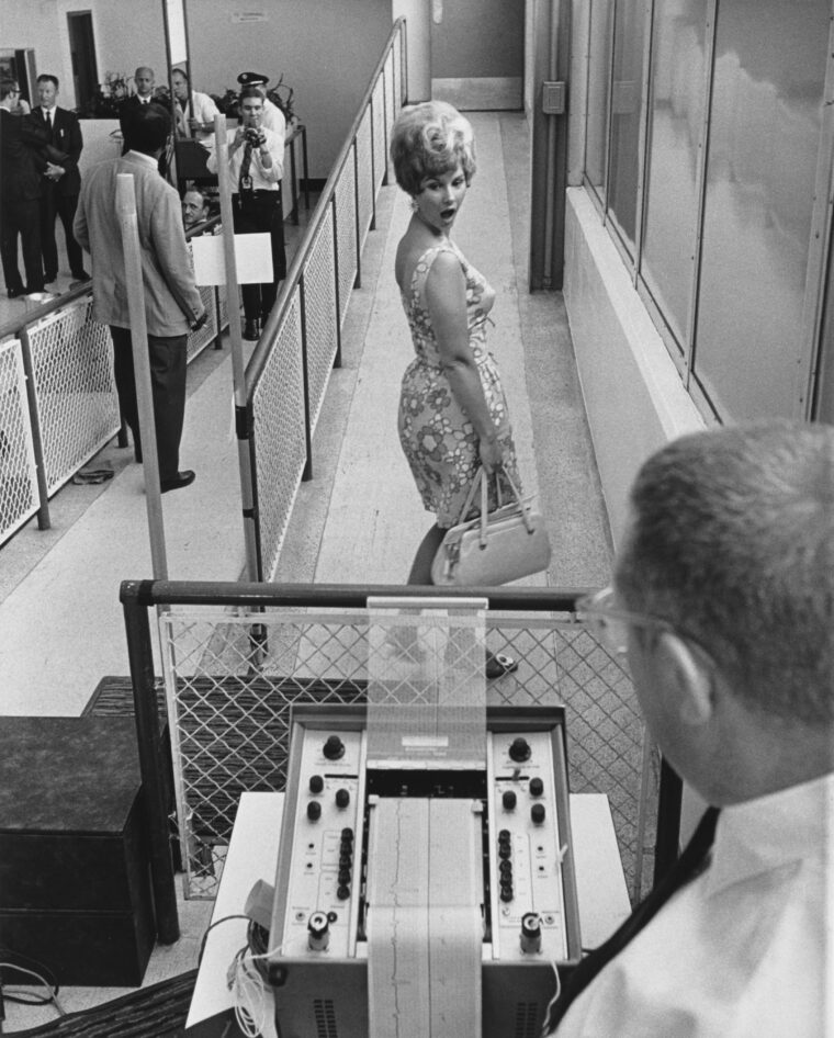 Biztonsági fémdetektálás az 1960-as években
